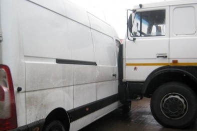 В Белгороде грузовик без водителя сбил пешехода и протаранил машину В Белгороде грузовик без водителя сбил пешехода и протаранил машину