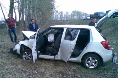Белгородка за рулём «Шкоды» на полном ходу влетела в дерево Белгородка за рулём «Шкоды» на полном ходу влетела в дерево