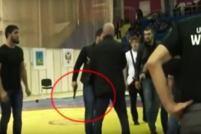 Доставшего пистолет-пугач зрителя на турнире по борьбе накажут административно Доставшего пистолет-пугач зрителя на турнире по борьбе накажут административно