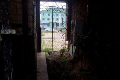 В Короче на школьницу во время игры в догонялки обрушилась облицовочная плита В Короче на школьницу во время игры в догонялки обрушилась облицовочная плита