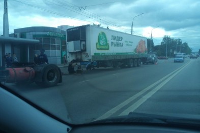 Вокзле автовокзала от грузовика оторвался прицеп Вокзле автовокзала от грузовика оторвался прицеп