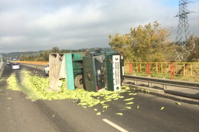 На въезде в Белгород перевернулась фура с кукурузой На въезде в Белгород перевернулась фура с кукурузой