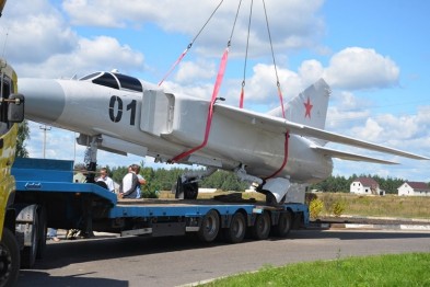 Установленный в Старом Осколе МиГ-23 повредили во время перевозки Установленный в Старом Осколе МиГ-23 повредили во время перевозки