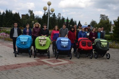 В Прохоровском районе родителям близнецов дарят коляски В Прохоровском районе родителям близнецов дарят коляски