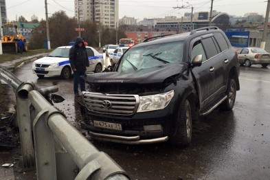 В Белгороде пьяный водитель внедорожника влетел в дорожное ограждение В Белгороде пьяный водитель внедорожника влетел в дорожное ограждение