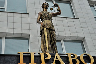 Белгородского адвоката, укравшего три миллиона рублей у клиентки, осудили на 3 года