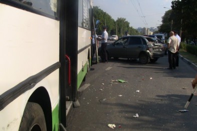 Пассажирка автобуса, столкнувшегося в Белгороде с «Ладой Калиной», получила перелом ноги