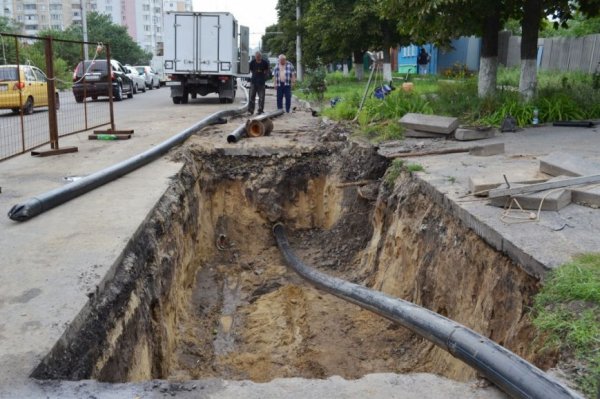 В Белгороде на улице Преображенской ведутся работы по замене изношенной водопроводной трубы