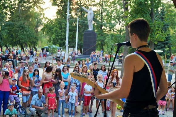 В парке Ленина открыли фестиваль уличных артистов «Белгородский Арбат-2015»