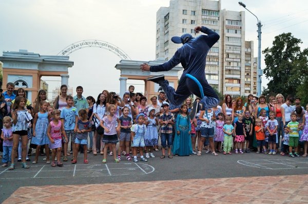 В парке Ленина открыли фестиваль уличных артистов «Белгородский Арбат-2015»