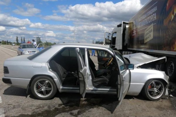 В Прохоровском районе лоб в лоб столкнулись грузовик и «семерка», три человека пострадали