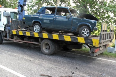 В Прохоровском районе лоб в лоб столкнулись грузовик и «семерка», три человека пострадали