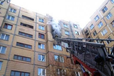 Старооскольские пожарные вынесли из охваченной огнём квартиры мужчину