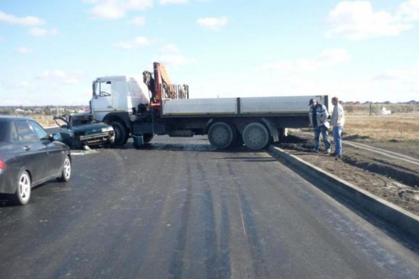 Под Белгородом грузовик смял легковушку