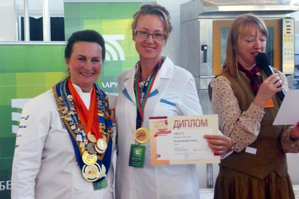 «Сахарные цветы» двух белгородок взяли золото и серебро на Международном чемпионате кондитерского искусства в Минске
