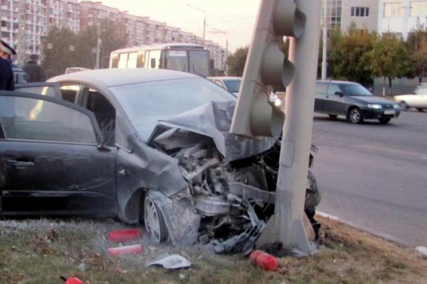 В Белгороде иномарка снесла светофор и дорожный знак