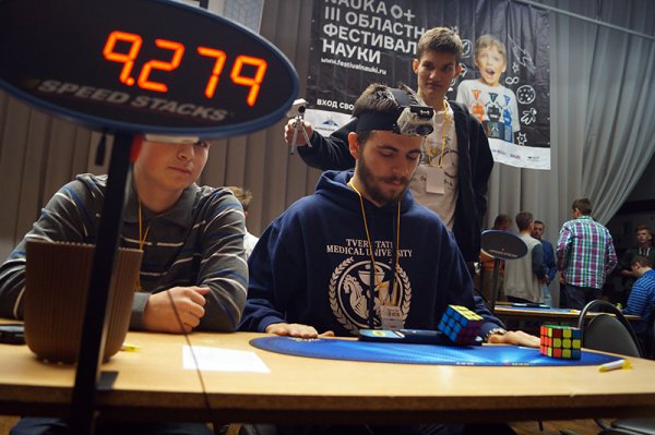 В Белгороде на чемпионате по спидкубингу собрали кубик Рубика за восемь с лишним секунд