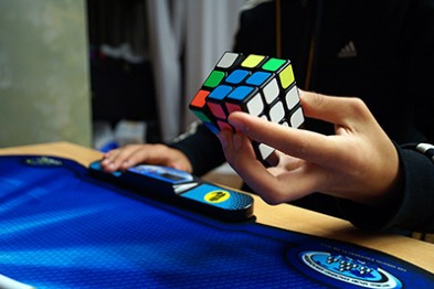 В Белгороде на чемпионате по спидкубингу собрали кубик Рубика за восемь с лишним секунд