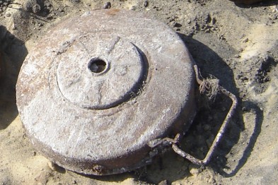 Валуйчанин нашёл в поле противотанковую мину