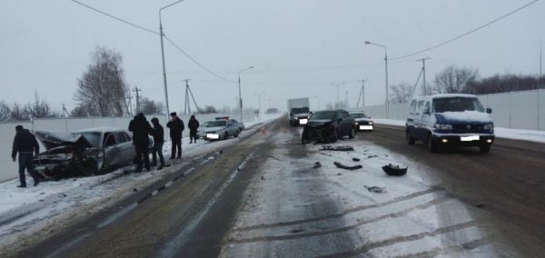 В Белгороде пьяный лихач на «Тойоте» на полном ходу врезался в опору ЛЭП