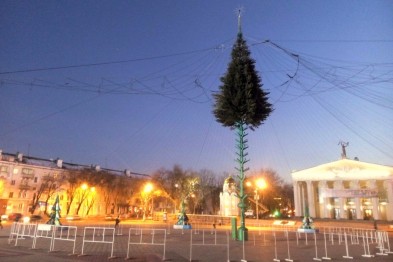 На Соборной площади Белгорода начали устанавливать главную новогоднюю ёлку города
