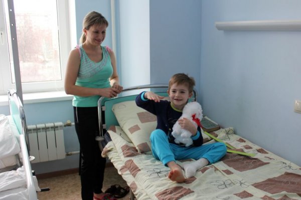 Инспекторы ГИБДД и волонтёры посетили маленьких пациентов белгородской областной больницы