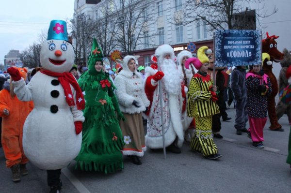 В Белгороде прошёл парад Дедов Морозов и Снегурочек