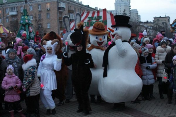 В Белгороде прошёл парад Дедов Морозов и Снегурочек