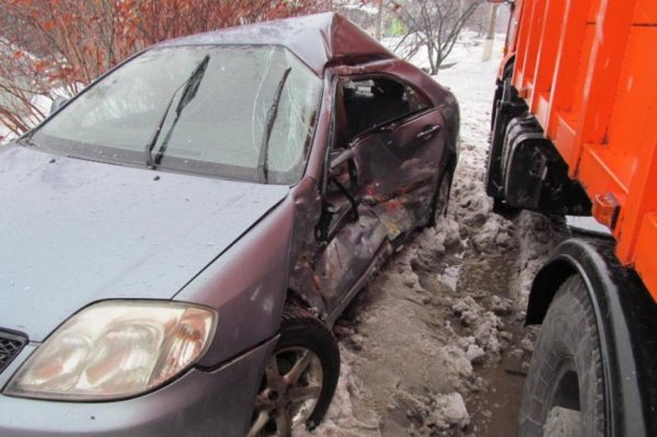В Белгороде «Тойота» столкнулась с КамАЗом