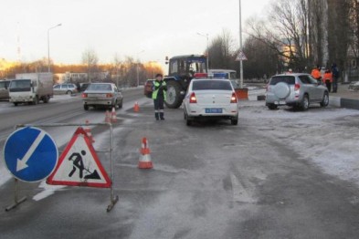 В Белгороде снегоуборочный трактор протаранил «Тойоту»