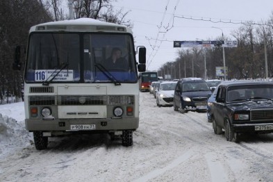 Белгородские судебные приставы за долги изъяли автобус у водителя ПАЗика
