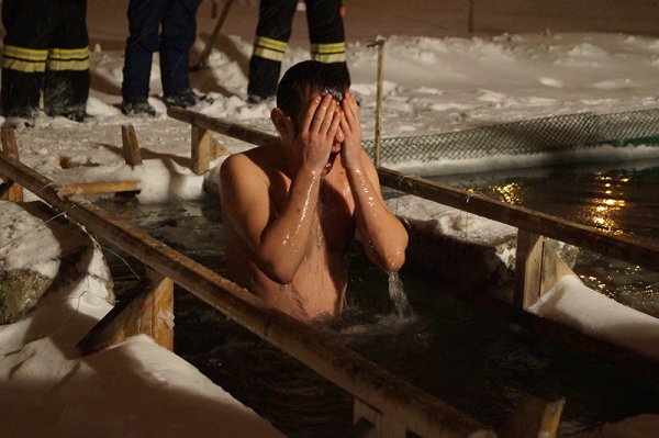 В крещенскую ночь больше восьми тысяч белгородцев окунулись в прорубь