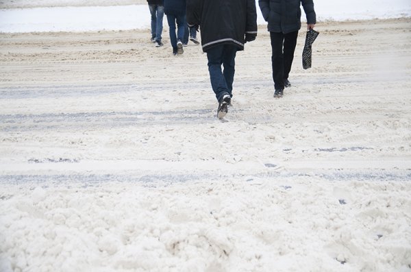 Водители и пешеходы переживают последствия снегопада в Белгороде