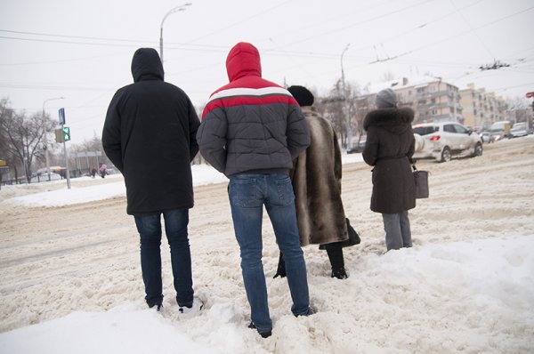 Водители и пешеходы переживают последствия снегопада в Белгороде
