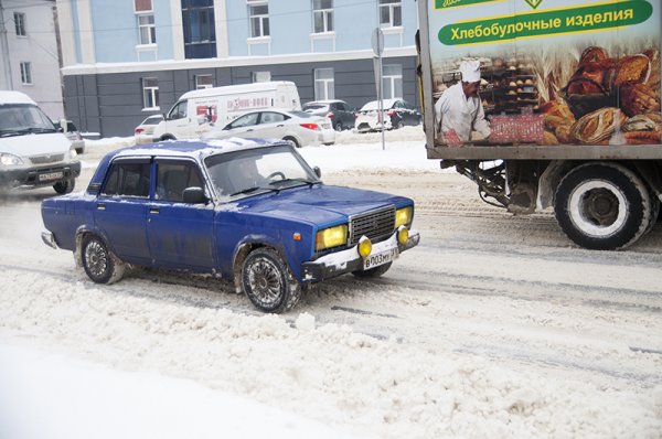 Водители и пешеходы переживают последствия снегопада в Белгороде