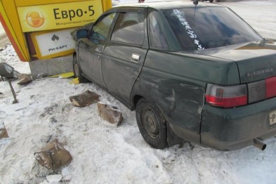 В Белгороде «десятка» влетела в электронное табло автозаправки