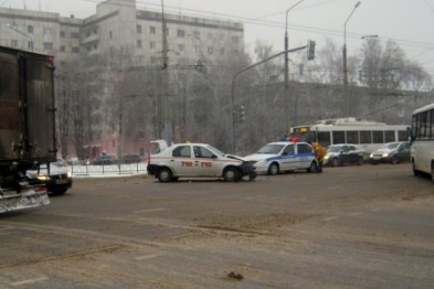 В Белгороде таксист проехал на красный свет и врезался в «Ладу» — пострадали две 11-летние девочки