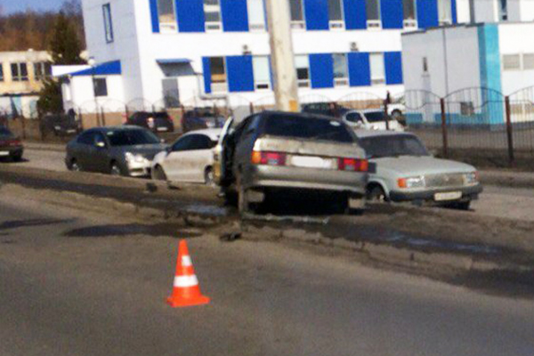 В Белгороде легковушка влетела в фонарный столб