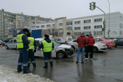 В Белгороде на Харгоре столкнулись две иномарки (ВИДЕО)