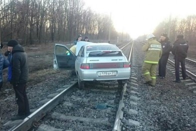 В Белгородской области в столкновении с электричкой погиб водитель легковушки