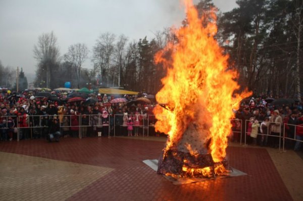 Белгородцы в центральном парке отпраздновали Масленицу