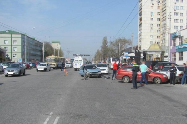 В Белгороде столкнулись три вазовские легковушки и «КИА»