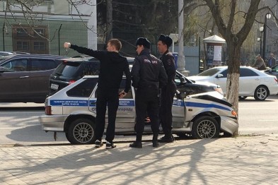 В центре Белгорода полицейская машина врезалась в дерево