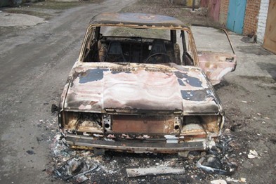 В Губкине неизвестный угнал и сжёг чужой автомобиль