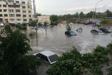 В Белгороде затопило двор многоэтажки: автомобили ушли под воду, обрушилась стена, кот в опасности