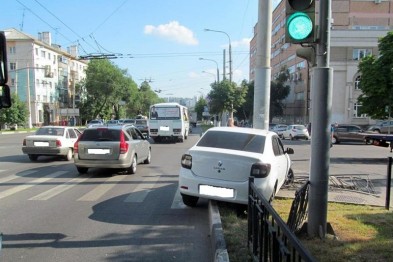 В Белгороде иномарка вылетела на тротуар и сбила женщину