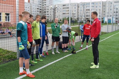 Вратарь Сергей Рыжиков встретить с юными белгородскими футболистами