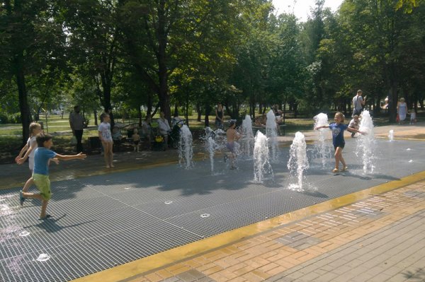 В Южном парке Белгорода заработал контактный фонтан