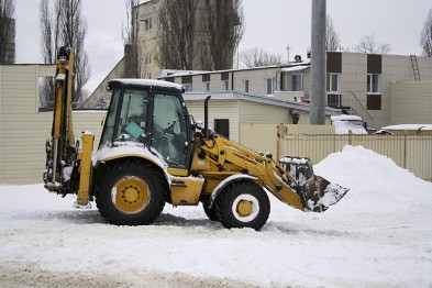 Водителя снегоуборочного трактора, придавившего ковшом пешехода, лишили прав