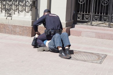 За избиение полицейского белгородца приговорили к году лишения свободы